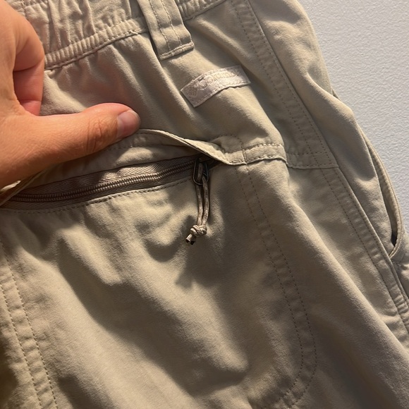 Women’s M Columbia GRT cargo khakis, sporty, zippers, shorts and pants - Picture 9 of 12